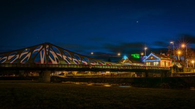 Ceske Budejovice CZ 12 16 2024 'ün merkezindeki eski kasaba ve renk suyuna bak