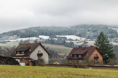Malenice CZ 12 2024 'te sonbahar soğuk gününde köy evi ve bulutlu gökyüzü