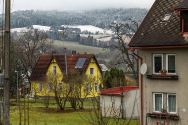 Malenice CZ 12 2024 'te sonbahar soğuk gününde köy evi ve bulutlu gökyüzü