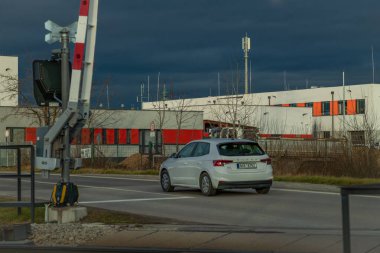 Hrdejovice CZ 12 16 2024 'te kış mevsiminde demiryolu yakınında asfalt yollar