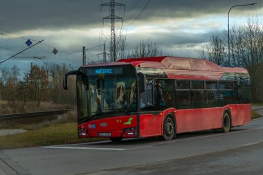 Hrdejovice CZ 12 16 2024 'te kış mevsiminde demiryolu yakınında asfalt yollar