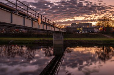 Ceske Budejovice CZ 12 16 2024 'te sonbahar akşamında renkli ışık ile Vltava nehri