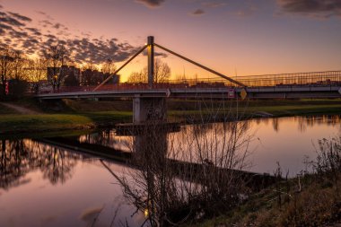 Ceske Budejovice CZ 12 16 2024 'te sonbahar akşamında renkli ışık ile Vltava nehri