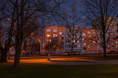 Ceske Budejovice CZ 12 16 2024 'te sonbaharda renkli ışıklı binalar