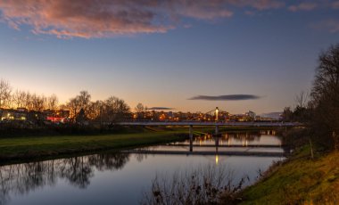 Ceske Budejovice CZ 12 16 2024 'te sonbahar akşamında renkli ışık ile Vltava nehri