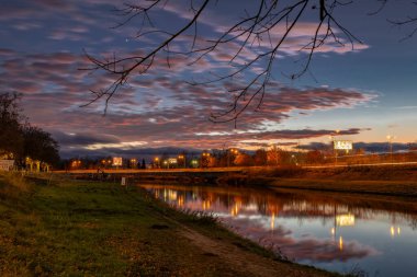 Ceske Budejovice CZ 12 16 2024 'te sonbahar akşamında renkli ışık ile Vltava nehri