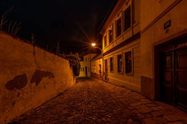 Znojmo 'da eski küçük caddelerle karanlık bir sabah. CZ 12 22 2024.