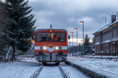 Moldava CZ 12 23 2024 'te soğuk kış sabah renklerine sahip eski birim turuncu motor.