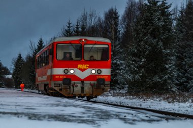 Moldava CZ 12 23 2024 'te soğuk kış sabah renklerine sahip eski birim turuncu motor.