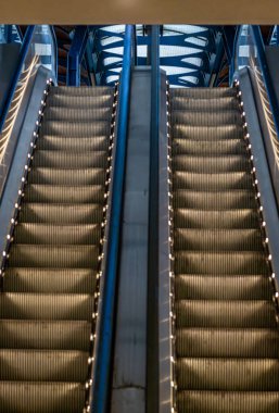 Usti Nad Labem 'de kışın ana tren istasyonunda yürüyen merdiven.