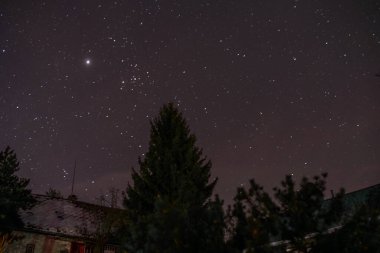 Dağ köyünde gökyüzü güzel yıldızlarla aydınlık bir gece. Roprachtice CZ 12 28 2024