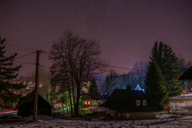 Dağ köyünde gökyüzü güzel yıldızlarla aydınlık bir gece. Roprachtice CZ 12 28 2024
