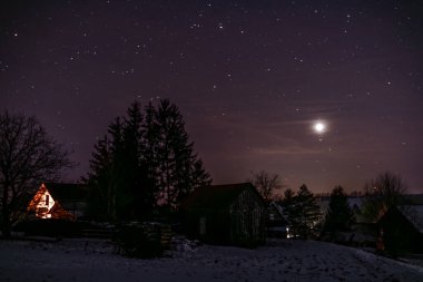 Dağ köyünde gökyüzü güzel yıldızlarla aydınlık bir gece. Roprachtice CZ 12 28 2024