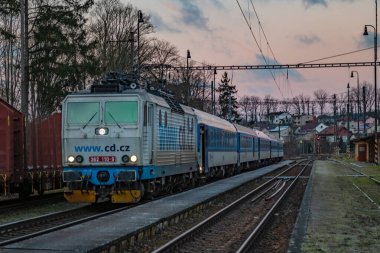 Brno 'dan Pilsen' e giden mavi yolcu treni Batelov CZ 12 21 2024 istasyonu yakınlarında.