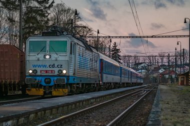 Brno 'dan Pilsen' e giden mavi yolcu treni Batelov CZ 12 21 2024 istasyonu yakınlarında.