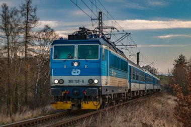 Brno 'dan Pilsen' e giden mavi yolcu treni Batelov CZ 12 21 2024 istasyonu yakınlarında.