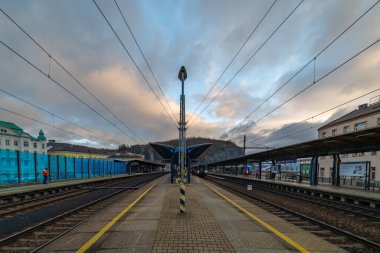 Usti nad Labem CZ 12 24 2024 'te kış aylarında trenler soğuk ve karanlık bulutlu bir günde