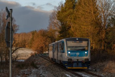 Trebcice CZ 01 04 2025 köyündeki tren ve kış karlı manzaralı gün doğumu