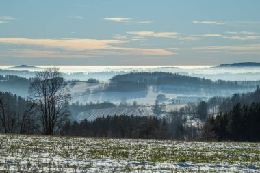 Mavi soğuk kış günü, Roprachtice köyü yakınlarındaki vadilerde ters çevrilmiş.
