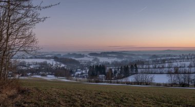 Krkonose dağlarındaki Roprachtice köyünde güneş battıktan sonra kışın serin manzarası
