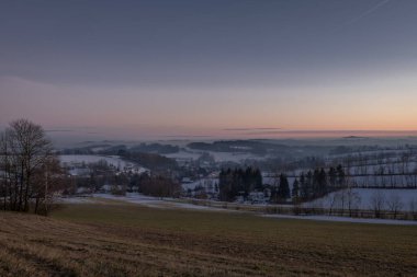 Krkonose dağlarındaki Roprachtice köyünde güneş battıktan sonra kışın serin manzarası