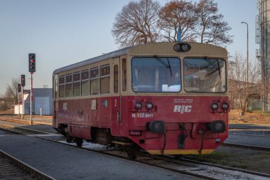 Jemnice 'den Moravske Budejovice CZ 12-2024' e giden demiryolu için tarihi kırmızı motor.