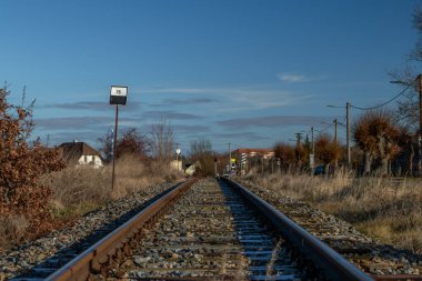 Jemnice 'den Moravske Budejovice CZ 12-2024' e giden demiryolu için tarihi kırmızı motor.