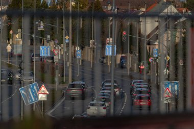 Bratislava Slovakya 01 10 2025 Vinohrady Bölgesi 'nde günbatımında trafik sıkışıklığı