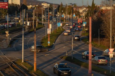 Bratislava Slovakya 01 10 2025 Vinohrady Bölgesi 'nde günbatımında trafik sıkışıklığı