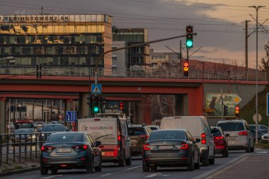 Bratislava Slovakya 01 10 2025 Vinohrady Bölgesi 'nde günbatımında trafik sıkışıklığı