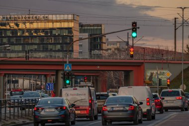 Bratislava Slovakya 01 10 2025 Vinohrady Bölgesi 'nde günbatımında trafik sıkışıklığı