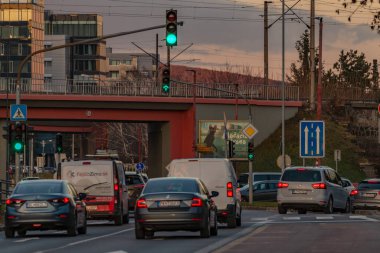 Bratislava Slovakya 01 10 2025 Vinohrady Bölgesi 'nde günbatımında trafik sıkışıklığı