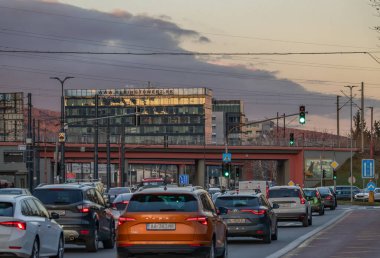 Bratislava Slovakya 01 10 2025 Vinohrady Bölgesi 'nde günbatımında trafik sıkışıklığı