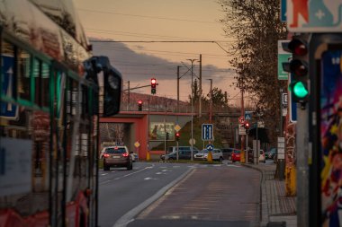 Bratislava Slovakya 01 10 2025 Vinohrady Bölgesi 'nde günbatımında trafik sıkışıklığı