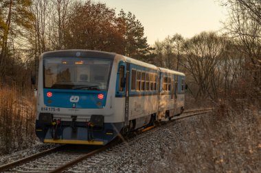 Trebcice CZ 01 04 2025 köyündeki tren ve kış karlı manzaralı gün doğumu