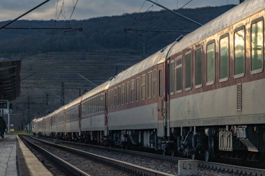Bratislava Slovakya 01: 10 2025 'te gün batımı ile Vinohrady istasyonu yakınlarındaki tren ve trafik