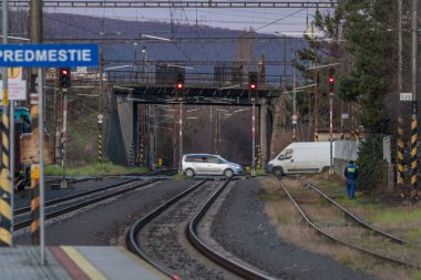 Bratislava Predmestie Slovakya 01 10 2025 'te kış günbatımında eski tren istasyonu