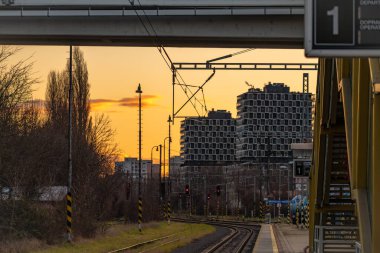 Bratislava Predmestie Slovakya 01 10 2025 'te kış günbatımında eski tren istasyonu
