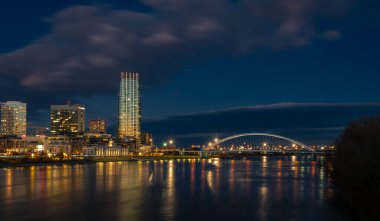 Gece sokakları ve nehirler kışın köprülerle soğuk Bratislava Slovakya 01 10 2025