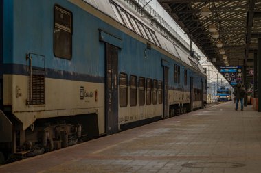 Prag Merkez İstasyonunda gri bulutlu soğuk kış günü CZ 01 26 2025