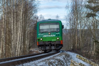 Privat yeşil tren motoru kış karlı gününde Nova Pec CZ 01 23 2025 yakınlarında.