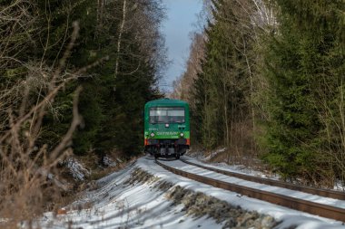 Privat yeşil tren motoru kış karlı gününde Nova Pec CZ 01 23 2025 yakınlarında.