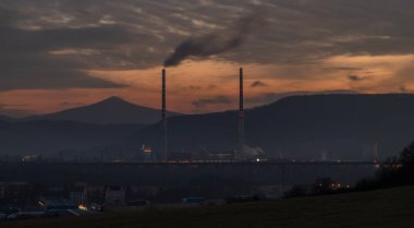 Renk endüstrisi için akşam manzarası Usti nad Labem CZ 01 25 2025