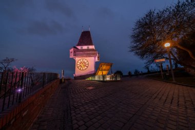 Kışın ortasında tepede mavi saat bulutlu şehir Graz Avusturya 02 01: 2025