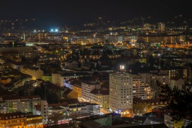 Kışın eski kuleyle tepeden bulutlu bir gece Graz Avusturya 'da soğuk bir akşam.