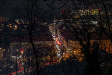 Kışın Graz Avusturya 'da toplu taşımacılıktan sokak renkleri