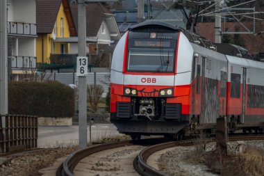 St. Georgen Gusen Avusturya yakınlarındaki bulutlu kış gününde elektrik ünitesi yolcu treni 02 02 2025