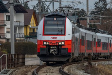 St. Georgen Gusen Avusturya yakınlarındaki bulutlu kış gününde elektrik ünitesi yolcu treni 02 02 2025