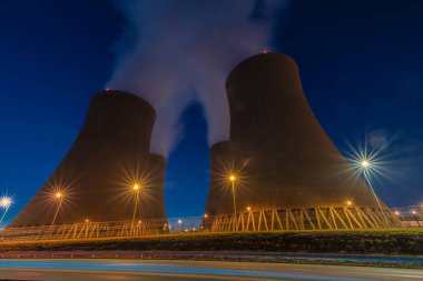 Temelin CZ 02 04 2025 'teki nükleer enerji santrali için kış manzaralı gece