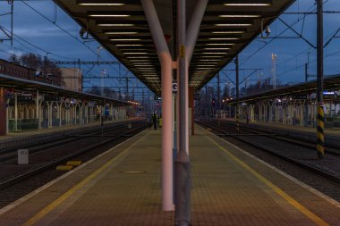 Olomouc 02 01 2025 gündoğumu renklerinde uzun platformları olan ana istasyon